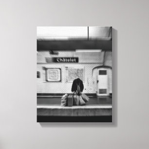 Man met boodschappentassen in de metro (Chatelet) Canvas Afdruk