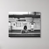 Man met boodschappentassen in de metro (Chatelet) Canvas Afdruk (Voorkant)