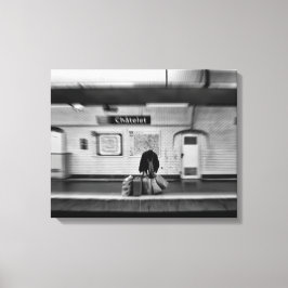 Man met boodschappentassen in de metro (Chatelet) Canvas Afdruk