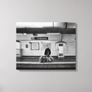 Man met boodschappentassen in de metro (Chatelet) Canvas Afdruk