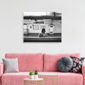 Man met boodschappentassen in de metro (Chatelet) Canvas Afdruk (Insitu (Woonkamer))