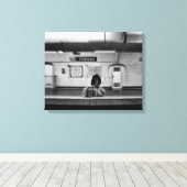 Man met boodschappentassen in de metro (Chatelet) Canvas Afdruk (Insitu (Houten vloer))