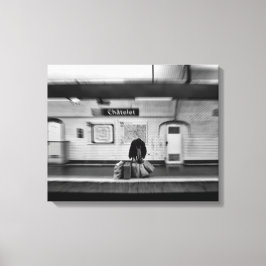 Man met boodschappentassen in de metro (Chatelet) Canvas Afdruk