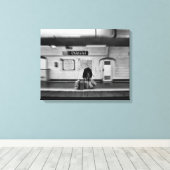 Man met boodschappentassen in de metro (Chatelet) Canvas Afdruk (Insitu (Houten vloer))