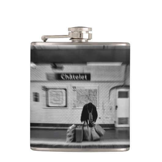 Man met boodschappentassen in de metro (Chatelet) Heupfles (Voorkant)