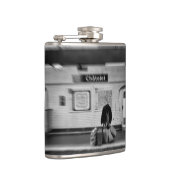 Man met boodschappentassen in de metro (Chatelet) Heupfles (Rechts)