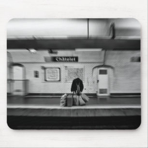 Man met boodschappentassen in de metro (Chatelet) Muismat