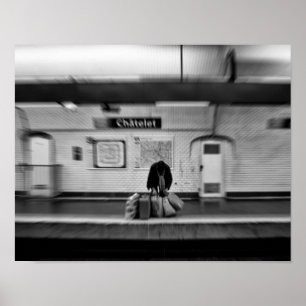 Man met boodschappentassen in de metro (Chatelet) Poster