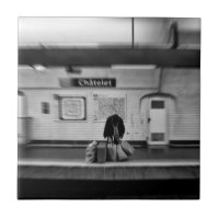 Man met boodschappentassen in de metro (Chatelet)