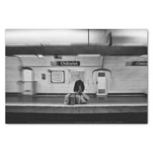 Man met boodschappentassen in de metro (Chatelet) Tissuepapier