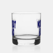 Man met donkerblauwe halve tekst whisky glas (Links)