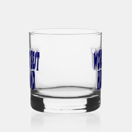 Man met donkerblauwe halve tekst whisky glas (Links)