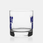 Man met donkerblauwe halve tekst whisky glas (Rechts)