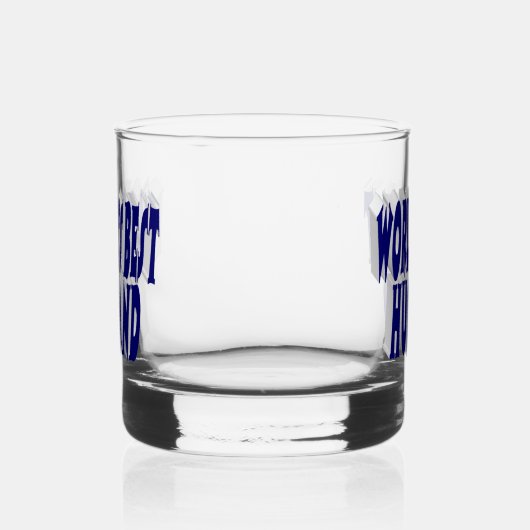 Man met donkerblauwe halve tekst whisky glas (Rechts)