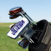 Man met donkerblauwe tekst golfheadcover (Insitu)