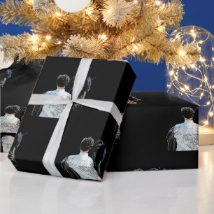 Man met donkerbruinkarton voor het vasthouden van cadeaupapier