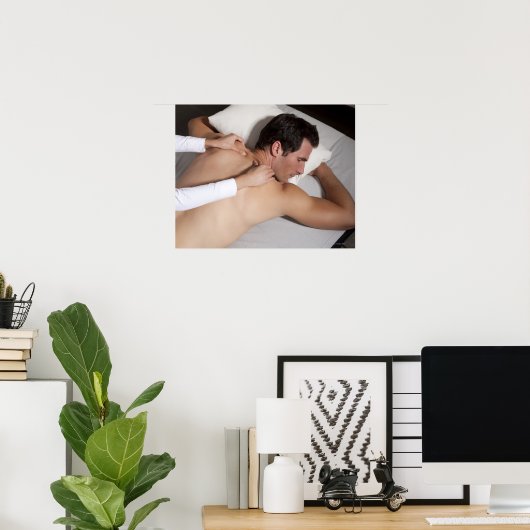 Man met een achtermassage van een vrouw poster (Thuiskantoor)