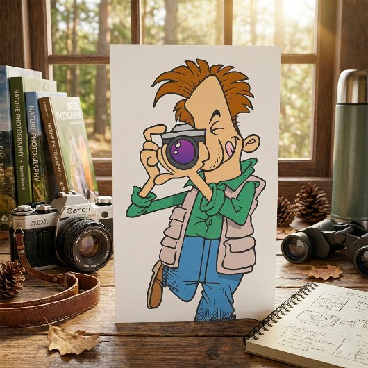 Man met een fotouitnodiging kaart