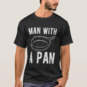 Man met een pan gietijzeren pan t-shirt