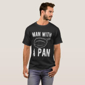 Man met een pan gietijzeren pan t-shirt (Voorkant volledig)