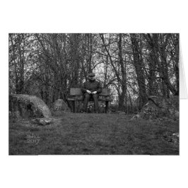 Man met platte Pet op bankpas.