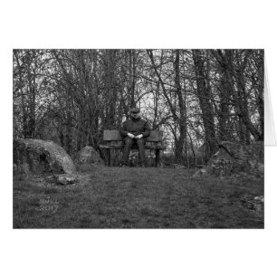 Man met platte Pet op bankpas.