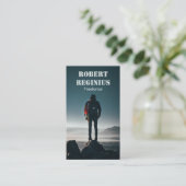 man met rugzak op rockformatie visitekaartje (Staand voorkant)