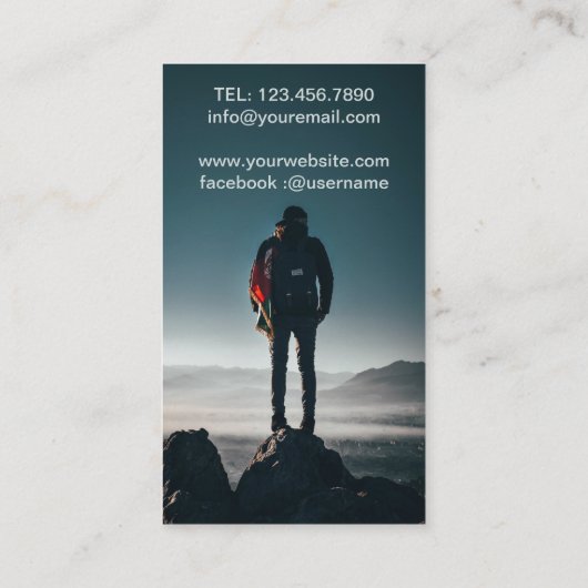 man met rugzak op rockformatie visitekaartje (Achterkant)