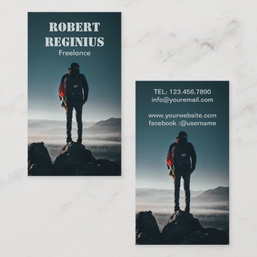 man met rugzak op rockformatie visitekaartje (Voorkant / Achterkant)