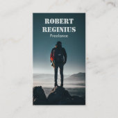 man met rugzak op rockformatie visitekaartje (Voorkant)