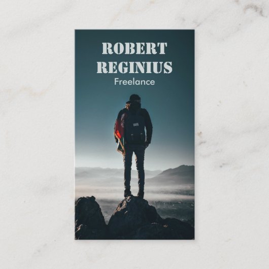 man met rugzak op rockformatie visitekaartje (Voorkant)