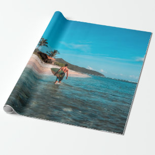Man met surf in waterlichaam cadeaupapier