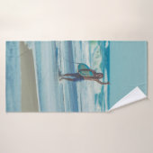 Man met surfplank op het strand badhanddoek (Badhanddoek)