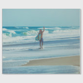 Man met surfplank op het strand cadeaupapier (Vlak)