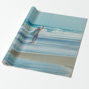 Man met surfplank op het strand cadeaupapier