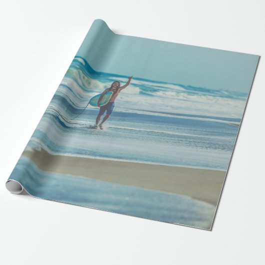 Man met surfplank op het strand cadeaupapier (Uitgerold)