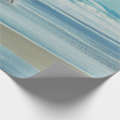 Man met surfplank op het strand cadeaupapier (Hoek)