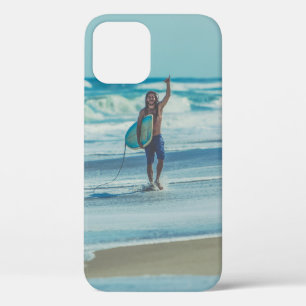 Man met surfplank op het strand Case-Mate iPhone case