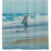 Man met surfplank op het strand douchegordijn (Voorkant)