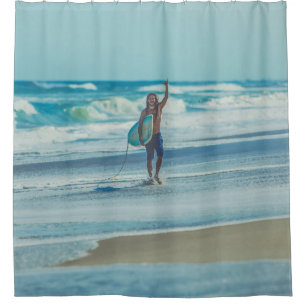 Man met surfplank op het strand douchegordijn