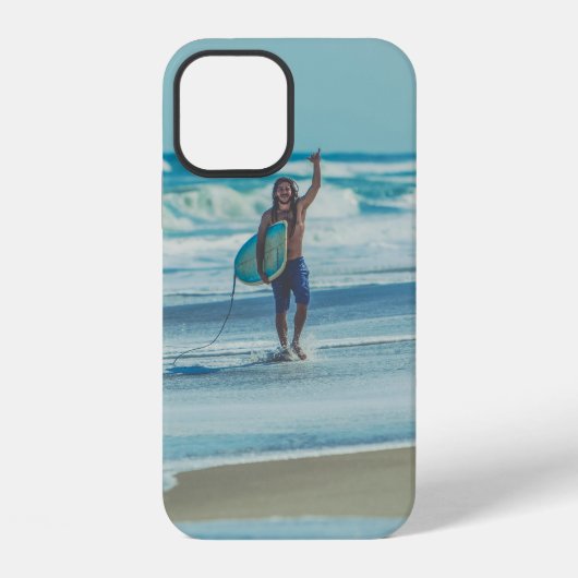 Man met surfplank op het strand iPhone hoesje (Achterkant)