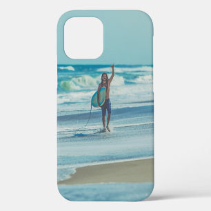 Man met surfplank op het strand iPhone 12 hoesje
