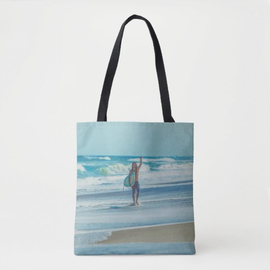 Man met surfplank op het strand tote bag (Voorkant)