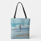 Man met surfplank op het strand tote bag (Achterkant)