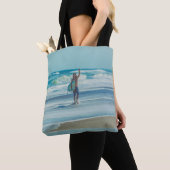 Man met surfplank op het strand tote bag (Dichtbij)