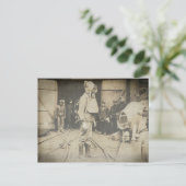 Man met zuurstofhelm in een kolenmijn briefkaart (Staand voorkant)