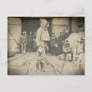 Man met zuurstofhelm in een kolenmijn briefkaart