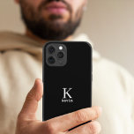 Man monogram naam gepersonaliseerd eenvoudig zwart iPhone 15 case<br><div class="desc">Moderne,  eenvoudige,  stijlvolle iPhone draagtas met zwarte en witte trendy typografie (verwisselbare kleuren).         Gepersonaliseerd geschenk voor hem: vader,  vader,  echtgenoot,  zoon,  vriendje,  bruin,  beste man,  groepslid,  zakenman.</div>