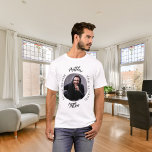 Man mythe legende foto naam t-shirt<br><div class="desc">Vier zijn speciale dag in stijl met deze gepersonaliseerde t-shirt! Deze heeft een klassieke witte achtergrond en een vet tekst dat luidt: "De Man, De Mythe, De Legende." Pas het ontwerp aan door zijn naam en een favoriete foto toe te voegen om het echt uniek te maken. Deze t-shirt is...</div>