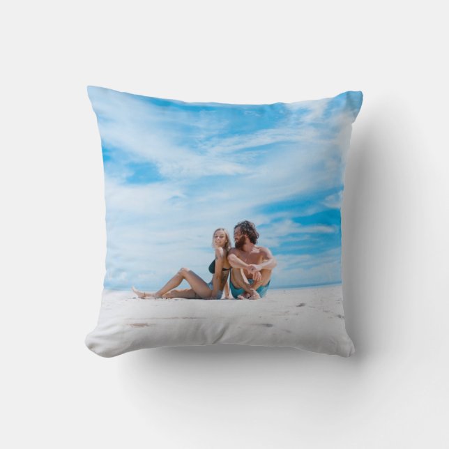 Man naast de vrouw in de zwarte bikini top kussen (Voorkant)